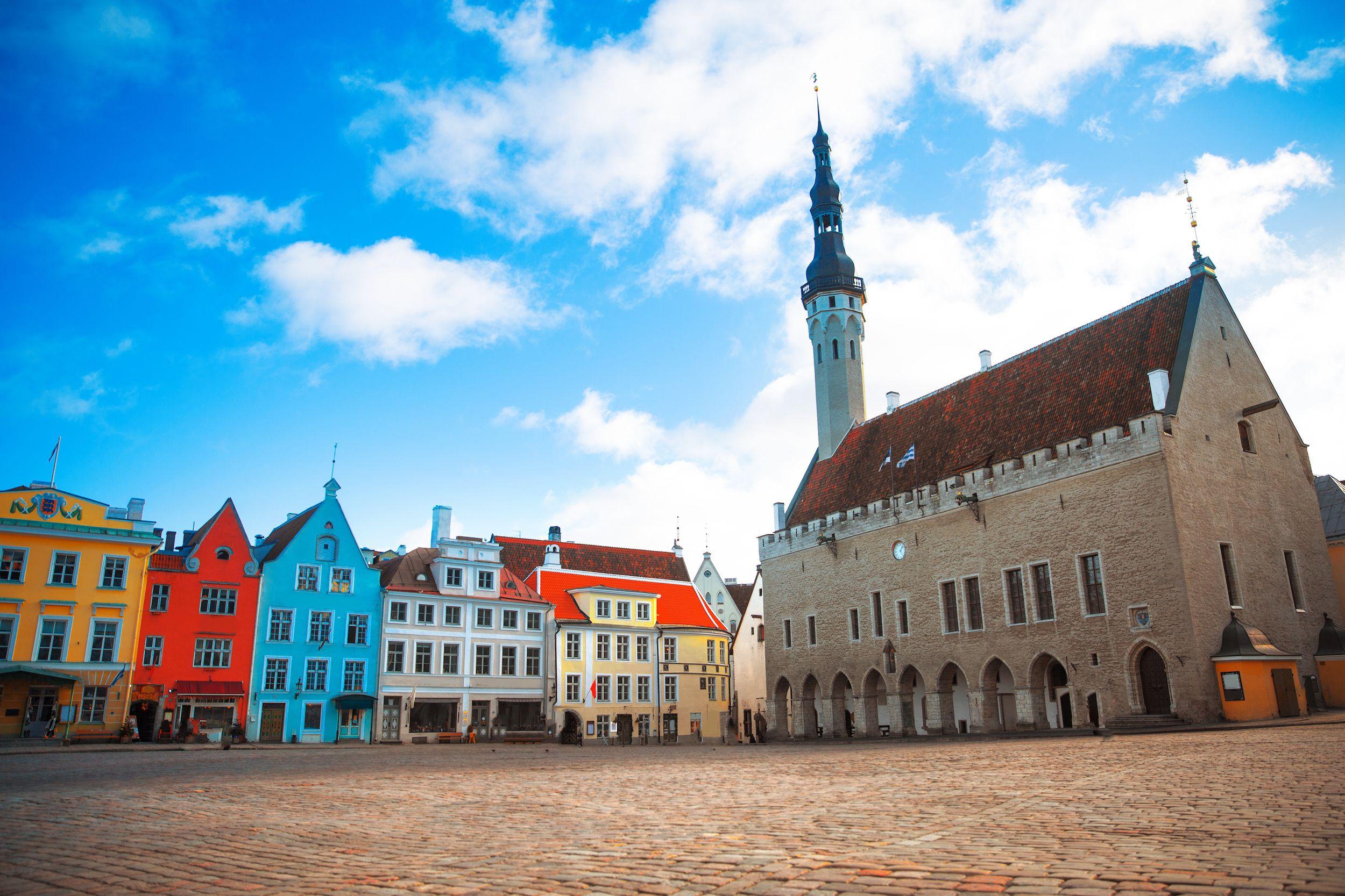 Case medievali colorate su una piazza di fronte alla chiesa a Tallin