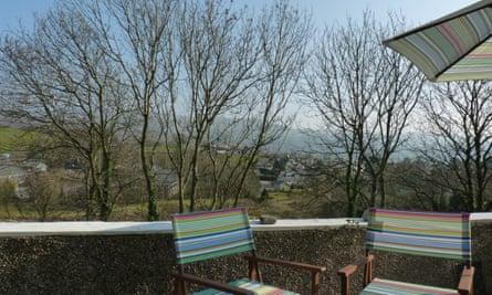 Idris Bach, Wales
